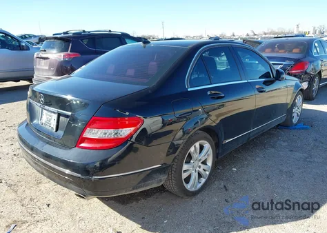 2010 Mercedes-Benz C 300 Luxury/Sport z USA, uszkodzony, nr VIN WDDGF5EB0AF470862